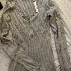 Size L zipper front top